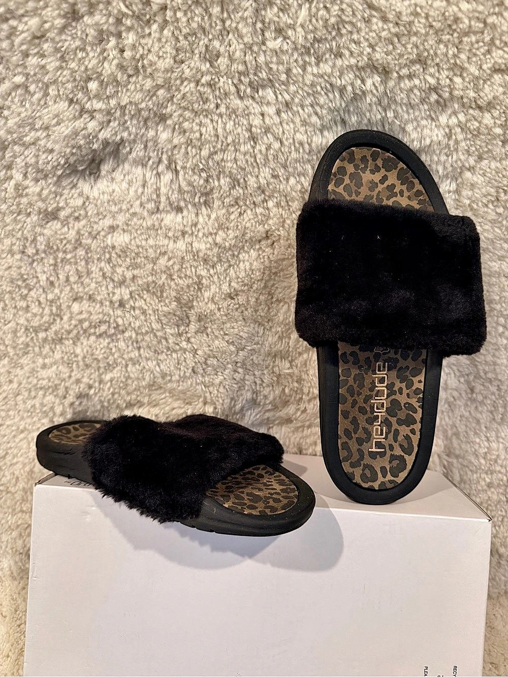 UGG Black Leopard Print Faux-Fur Slippers Like New